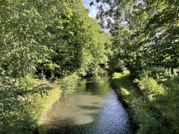 J'arrive au hameau d'Echanfray, c'est ici que le circuit traverse une première fois la Charentonne, affluent de la Risle et donc sous-affluent de la Seine.