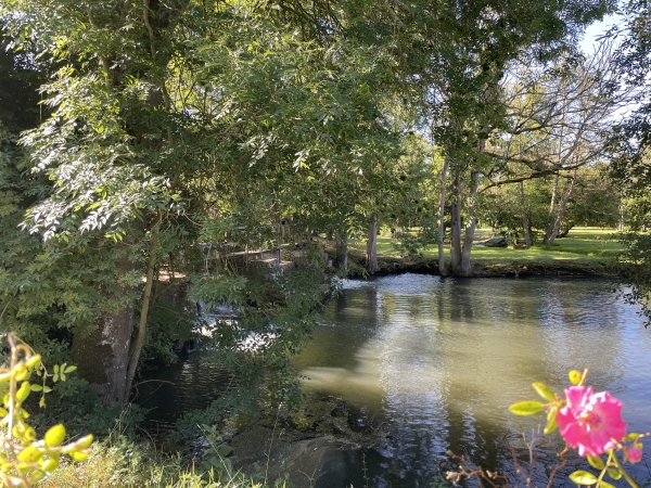 Le circuit longe un ancien moulin, dont on voit ici le canal.