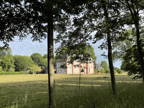 Le château du Bois Hibou est visible de loin (photo zoom x2). Un pignon est en travaux. Seul un volet du rez-de-chaussée est ouvert.