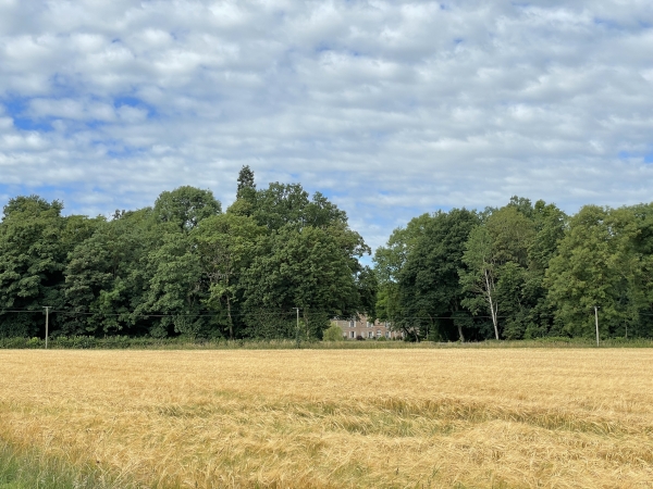 Un autre château est visible depuis la route des Vallées, c'est le château de Resly (XVIIe). Il est habité par la même famille depuis quatorze générations. Bertrand de Beausse, l'actuel propriétaire, est connu pour son site web d'information dédié aux éoliennes, informations souvent inconnues du public...