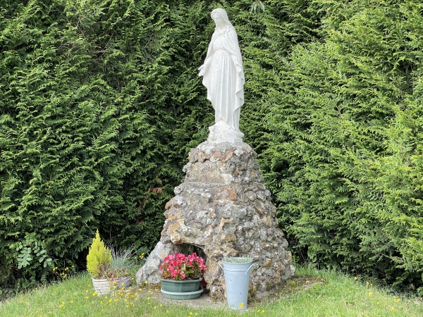 Une statut de la Vierge se trouve près de l'entrée du château de Resly.