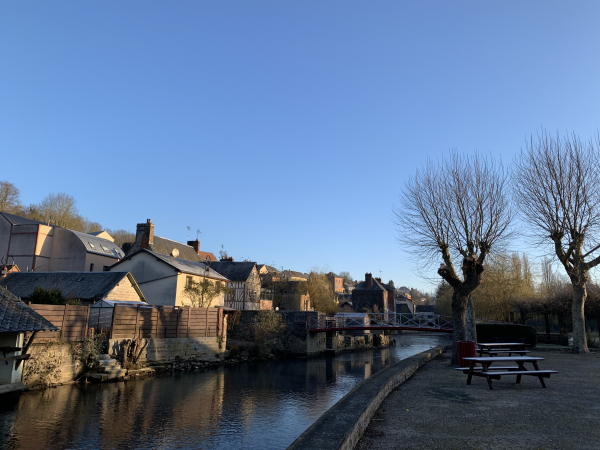 Nous longeons la Charentonne en direction de la passerelle, qui va nous permettre de changer de rive et de monter sur le plateau ouest.