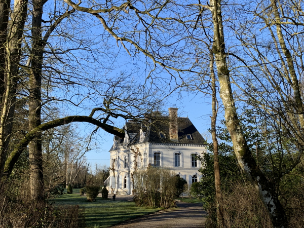 Nous arrivons au niveau du manoir de La Haute Equerre et marchons vers les prairies.