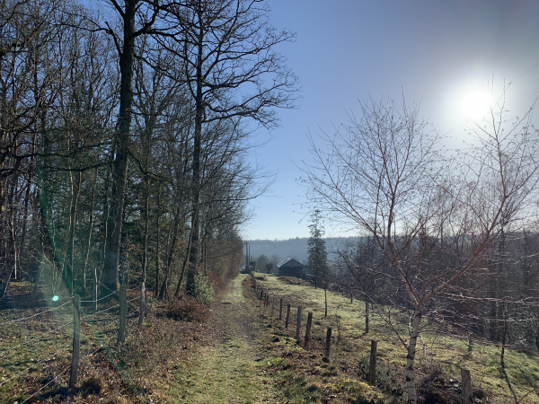 Voilà les premières maisons de St-Vincent-la-Rivière, nous allons descendre dans la vallée de la Charentonne.