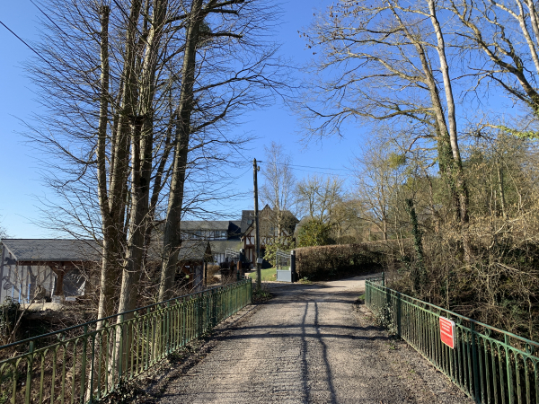 A St-Vincent-la-Rivière, nous passons sur un pont au-dessus d'un chemin agricole. A l'origine ce pont passait sur le prolongement de la ligne La Trinité-de-Réville à Lisieux qui rejoignait, non loin de là, la ligne d'Echauffour à Bernay. Aucune de ces lignes n'existe désormais.