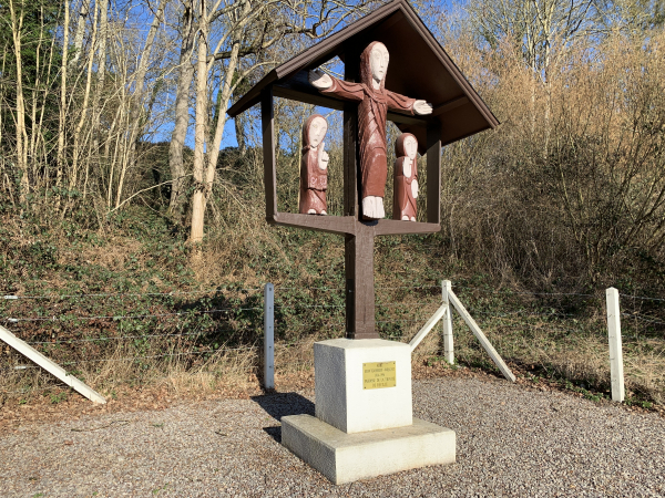 Nous arrivons au Hameau de la Francardière, c'est ici que nous allons changer de rive. Ce calvaire est dédié à l'abbé Montgomery-Wright, ancien pasteur anglican devenu prêtre catholique.