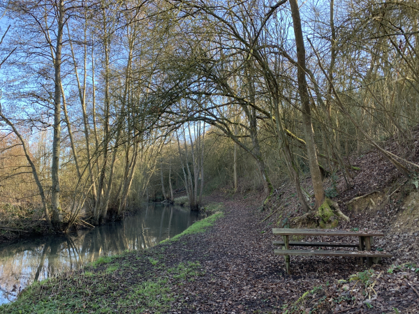 Plusieurs autres photos sont dans l'album de la rando. Des tables de pique-nique nous permettent une pose à mi-parcours de notre randonnée.