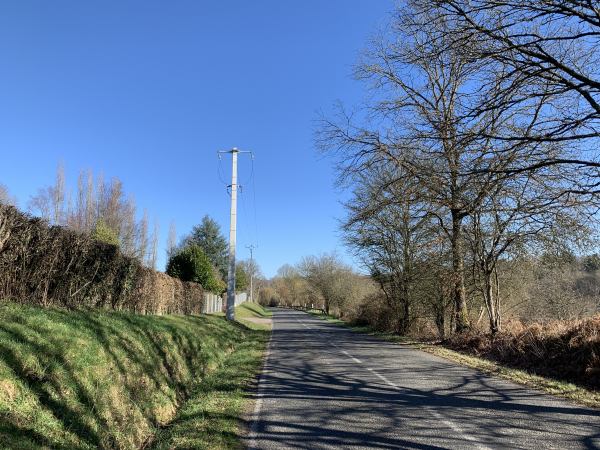 Et voilà l'erreur : le GR26 suit la D107 sur 800 mètres. C'est une départementale fréquentée. Nous aurions dû passer par le hameau de La Hartaudière, et ne redescendre qu'au Moulin du Pré.