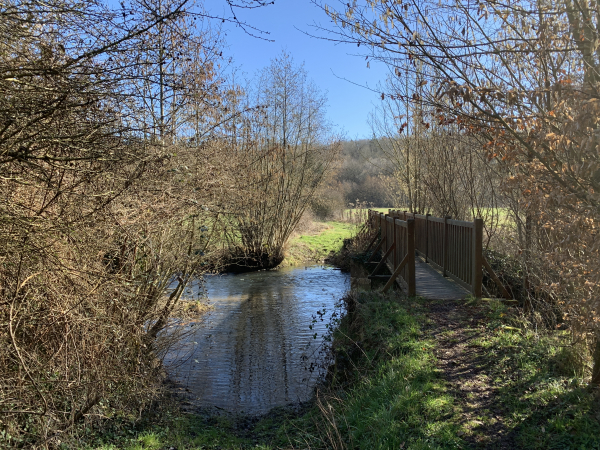 Nouvelle passerelle sur la Charentonne, près du Moulin du Pré.