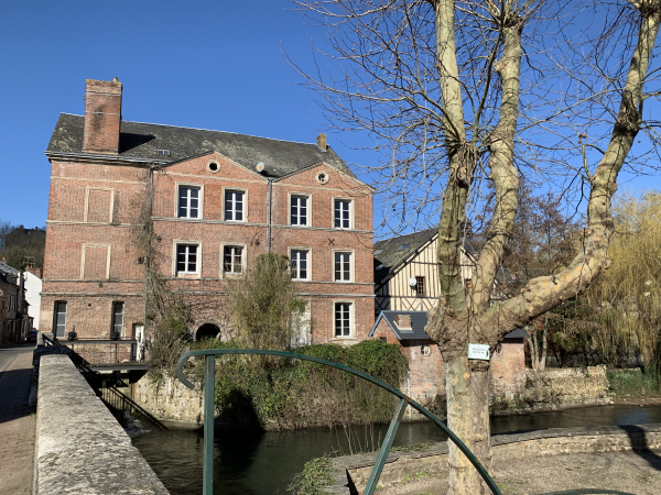 Nous voilà de retour au centre de Broglie.