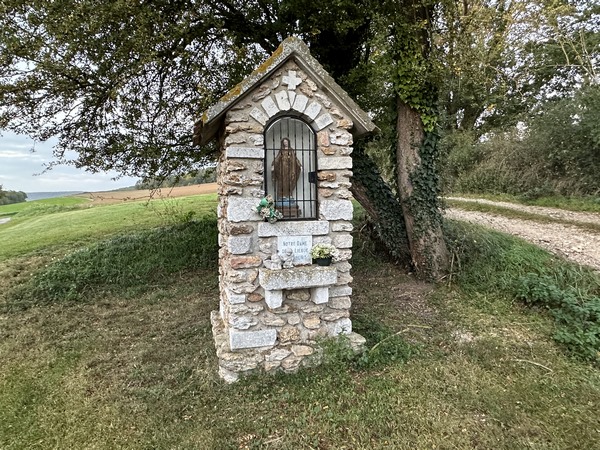 Nous partons de l'oratoire de la Liègue, et suivons la rue de la Fortelle.