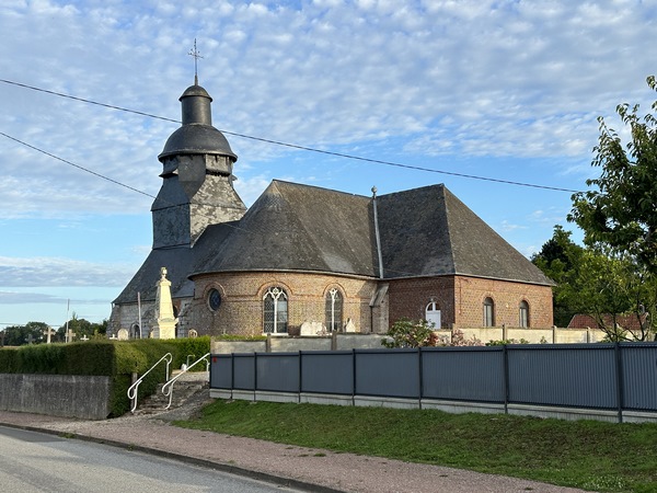 Nous partons du parking de la mairie de Royville, et allons contourner l'étonnante église Saint-Martin (XVIe XIXe), avec son clocher surmonté d'un dôme et d'une tourelle.