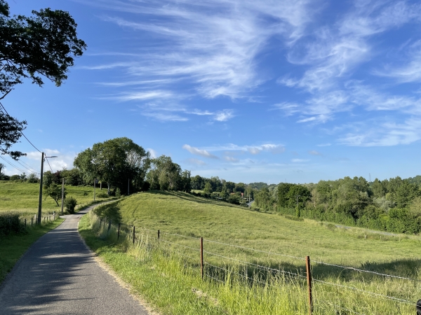 Nous suivons le chemin de la Croix-St-Clair (GR212) qui domine la Saâne.
