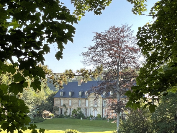 Manoir de bord de Saâne à Gueures. Nous allons quitter le GR212 que nous suivions depuis le hameau de Ribeuf, et tourner vers l'ouest pour remonter sur le plateau.