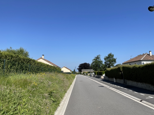 Nous entrons dans Avremesnil par la rue du Stade.