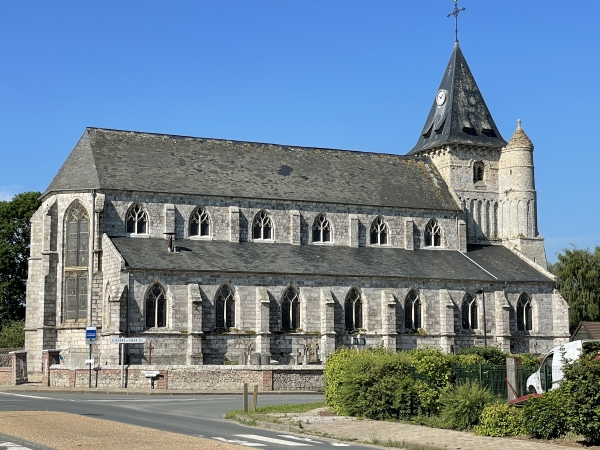 Nous sommes en vue de l'église Saint-Aubin. L'église a conservé son clocher roman du XVe siècle.