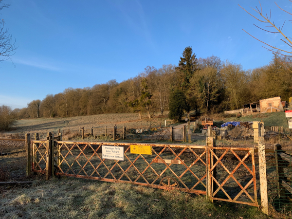 Passage à niveau privé pour les voitures, et public pour les piétons, sur la ligne Malaunay-Dieppe. Le passage à niveau privé s'explique par la présence d'une maison de l'autre côté de la ligne. L'état du gué derrière nous, laisse penser que ce passage n'est plus utilisé.