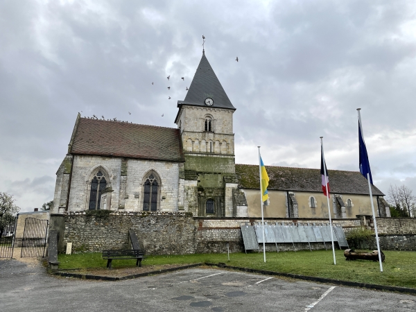 Nous partons du parking de la rue des Bouleaux, et longeons l'église Notre-Dame.