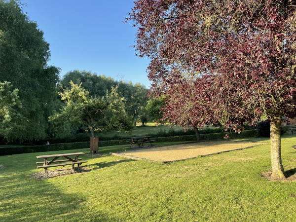 Nous partons du parking de la mairie de Lucy, le long duquel se trouve ce terrain de pétanque et ces tables de pique-nique.