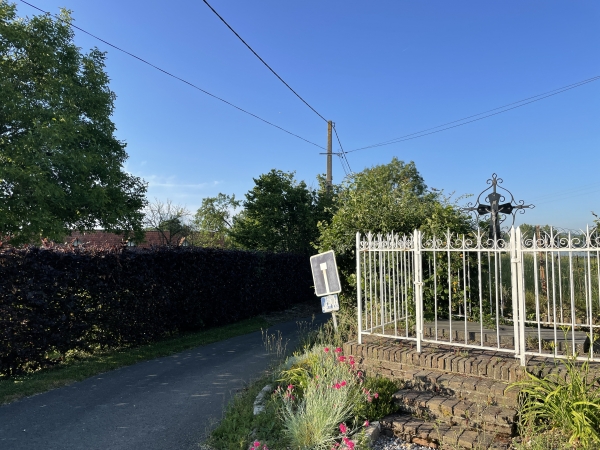Au Moulin, nous prenons cette petite voie sans issue, la rue du Petit Pont.