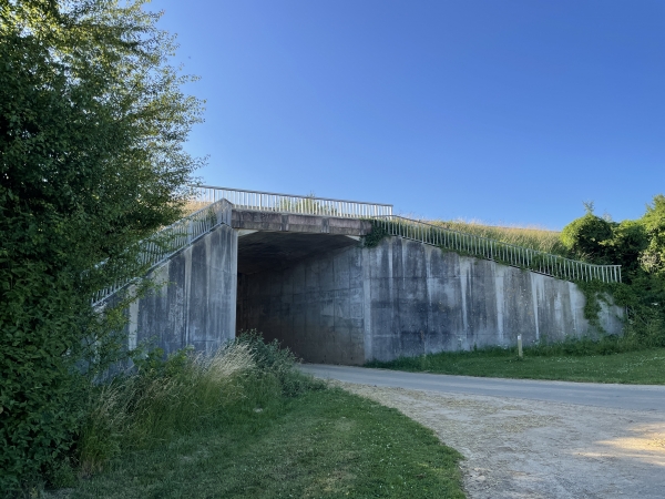 Nous passons sous l'A28 et marchons vers Orival.