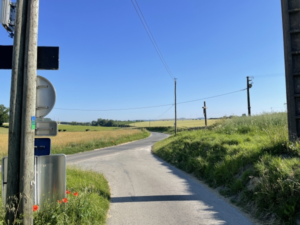 Nous quittons le chemin, et allons tourner à droite au calvaire pour suivre la route de la Noirette.