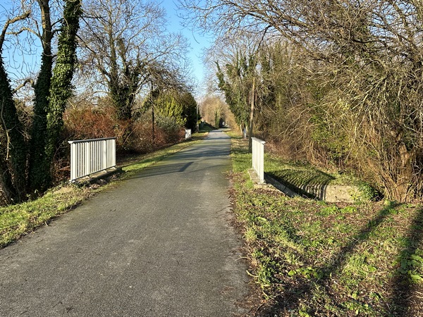 Nous rejoignons la Véloroute du Lin. Lorsque j'avais imaginé cet itinéraire en 2015, nous marchions sur l'ancienne voie ferrée Dieppe - Fécamp, entre rails, traverses et ballast. C'est plus facile maintenant, même si le goudron n'est pas notre revêtement préféré.