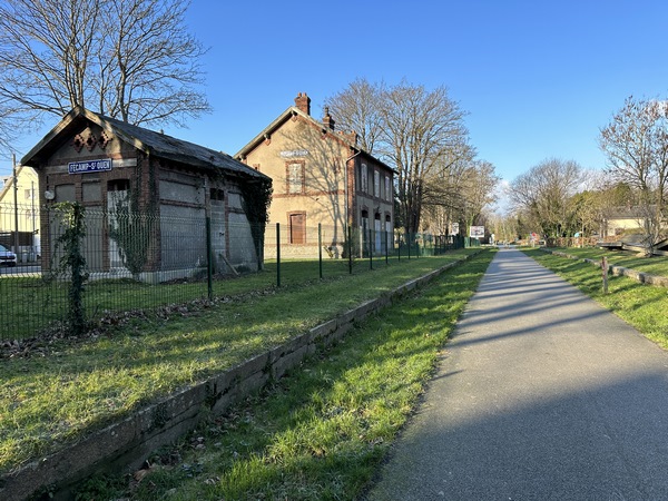 Nous longeons l'ancienne gare Fécamp-Saint-Ouen. A voir dans l'album de la rando, répertoire 2015, cette gare avec sa voie ferrée.