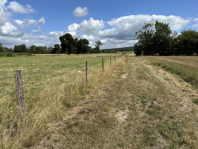 Nous tournons sur le chemin de la Garderie.