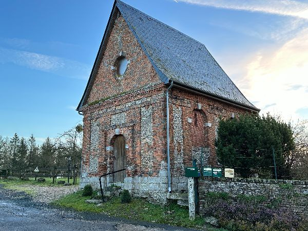 Ancienne chapelle de la ferme de la Corbière. Cette ferme date du XVIIe siècle, et a aussi conservé son ancien pressoir et un colombier. Elle a longtemps accueilli un centre équestre, c'est aujourd'hui une ferme pédagogique et un gîte.