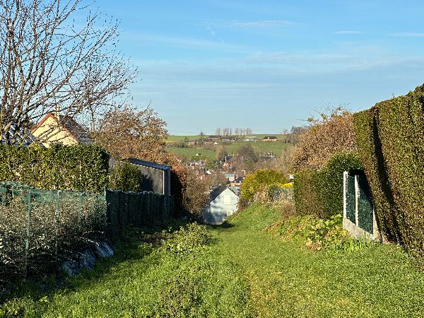 Nous descendons le chemin de l'Ancien Abattoir pour entrer dans le bourg.