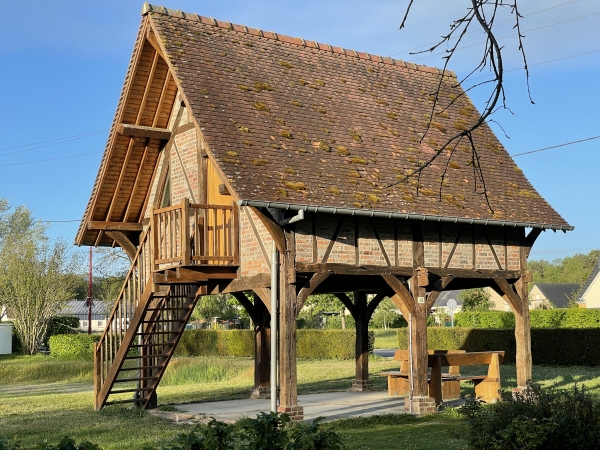Nous sommes garés rue de l'Ecole, devant cette halle implantée sur la pelouse.