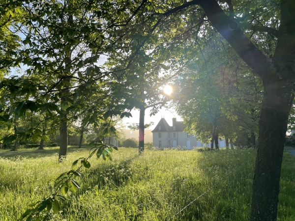 A proximité de notre départ, on distingue le château du Corset Rouge, ancienne forteresse médiévale devenue château de plaisance au XVIIe.