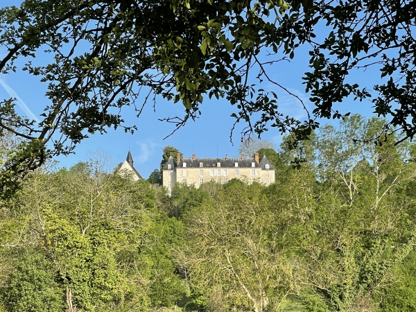 Au-dessus de nous, le château du Corset Rouge domine la vallée.
