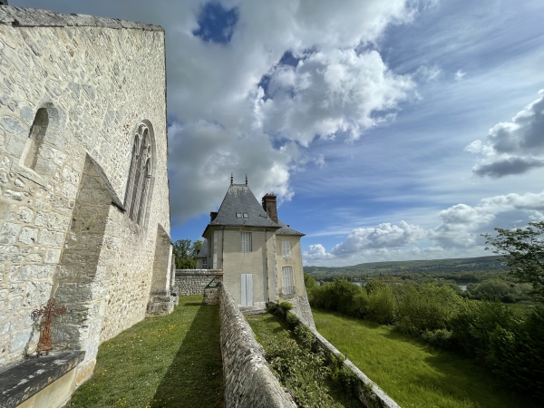 Derrière l'église, on peut voir la tour sud du château du Corset Rouge.