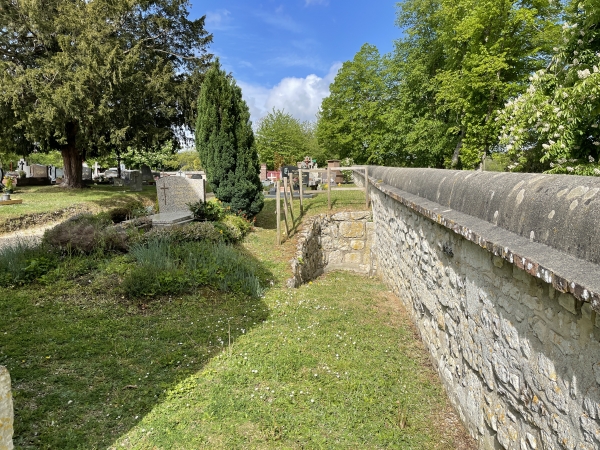 En contournant l'église, on peut voir le passage d'accès depuis le château.