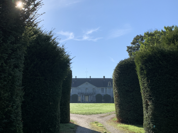 Nous montons la Côte Mauny et longeons le château de Mauny. Le château a été construit au XVIIe siècle à l'emplacement d'un château médiéval. Mauny était le siège d'un marquisat, le château a longtemps été la propriété de la famille d'Estampes.
