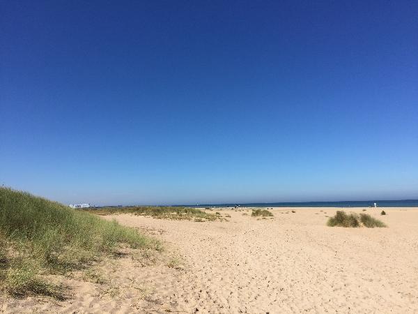 Nous partons du parking de l'école de Merville, et traversons Franceville-Plage pour rejoindre le bord de mer.