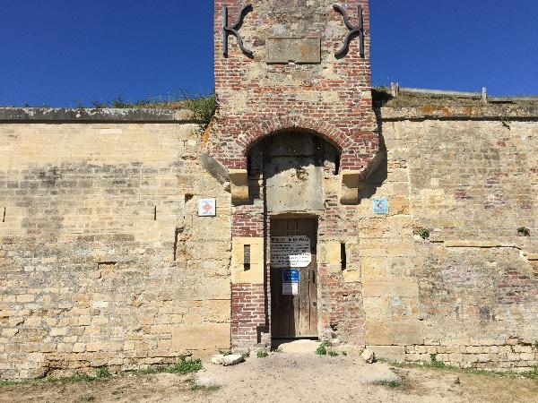 La redoute est une construction militaire de l'époque de Louis XVI. Entourée de casemates, elle a été utilisée par les allemands dans le dispositif du Mur de l'Atlantique durant la WW2.
