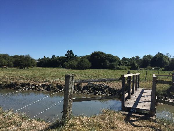 Une passerelle permet de le franchir.