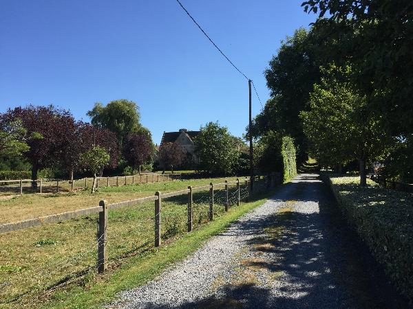 Au niveau de Sallenelles, nous quittons le bord de l'eau pour suivre ce chemin le long de la Maison Blanche.