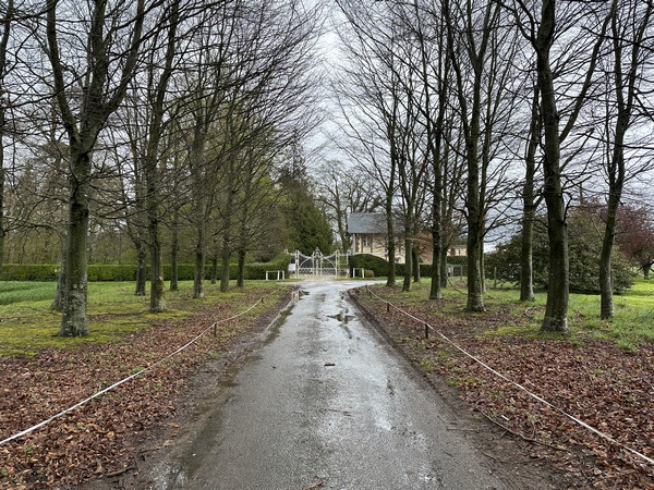 Nous partons du grand parking de la mairie du Landin, et&nbsp; suivons l'allée du château. Le château du Landin (XVIIIe) est superbe, il domine la vallée de la Seine, mais est invisible depuis cette allée.
