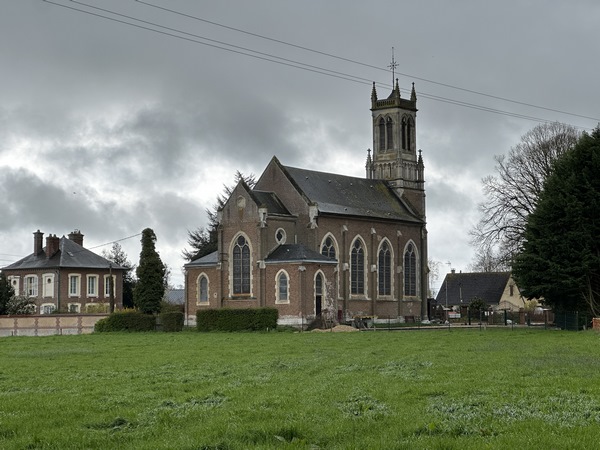 Sur notre droite, se trouve l'église Sainte-Croix, reconstruite en 1862.