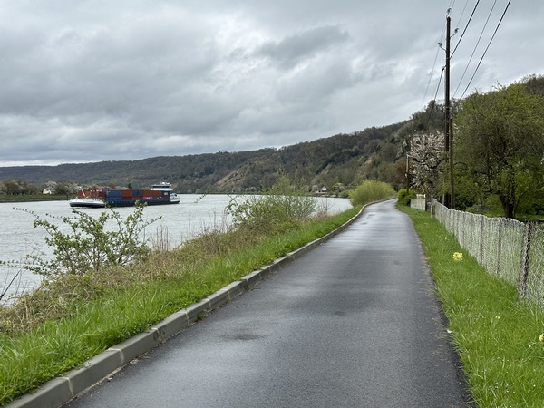 Nous sommes sur une partie privée du chemin de halage. Entre les falaises et la Seine, les habitants vivent ici comme sur une île.&nbsp;