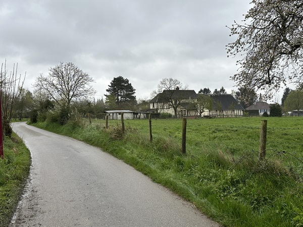 Nous entrons dans Barneville-sur-Seine.