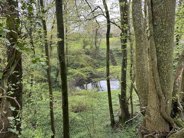 Nous sommes maintenant au hameau de l'Ouraille, devant un gouffre où se trouve une mare, accessible par un long escalier.