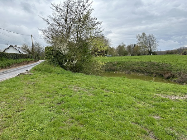 Le hameau suivant tient son nom de la mare Becquet, qui ne semble plus mériter un tel honneur.