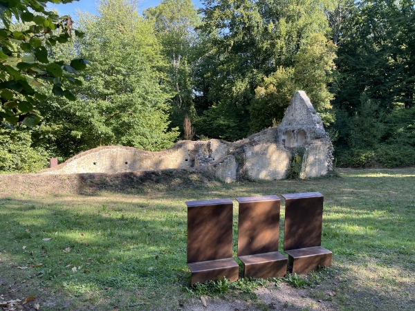 Ruines de la chapelle Saint-Thomas (XIIe), centre de la vie communautaire de la léproserie. Elle est fermée au culte au XVIIIe siècle (voir les panneaux explicatifs dans l'album de la rando).