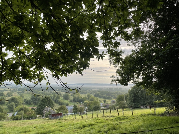 Notre chemin offre un beau panorama sur le Marais Vernier.