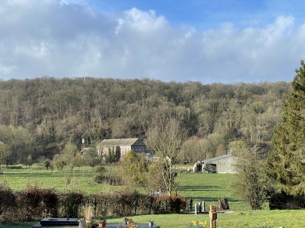 Plus loin dans la vallée, on distingue l'ancien hôpital anglo-belge d'Orival installé dans le bâtiment des colonies scolaires du XVIIème arrondissement de Paris. Trois tombes de soldats belges sont visibles en bas de la photo.